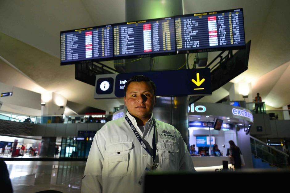 Pedro Manuel es un oficial en atenci&oacute;n al viajero. (Foto: Jes&uacute;s Alfonso/Soy502)