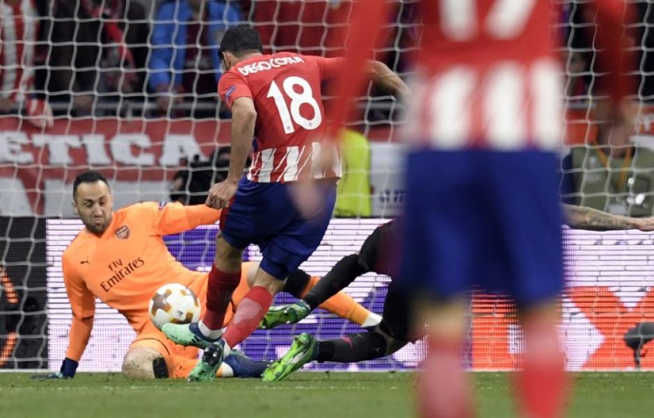 Diego Costa marca el gol que le da el triunfo parcial al Atl&eacute;tico de Madrid sobre el Arsenal. (Foto: AFP)