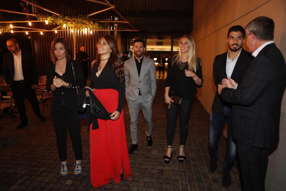 Messi y Su&aacute;res juntos a sus respectivas esposas fueron los &uacute;ltimo en llegar a la cena. (Foto: FC Barcelona)