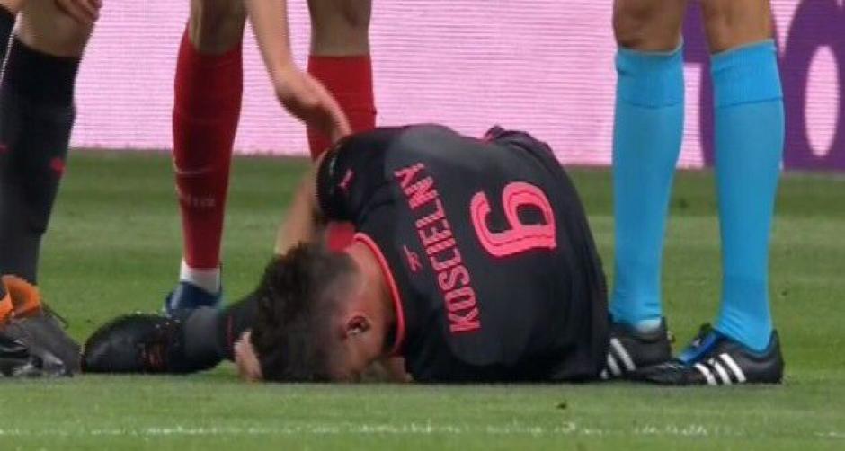 Koscielny sali&oacute; del campo con evidentes gestos de dolor. (Foto: Captura de video)