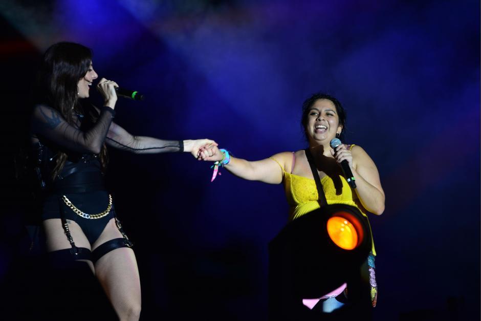 Una fan&aacute;tica de Mala Rodr&iacute;guez pudo comartir con la estrella espa&ntilde;ola en el escenario. (Foto: Jes&uacute;s Alfonso/Soy502)