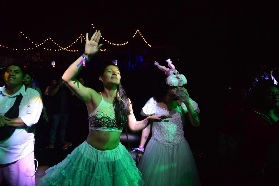 Estos fan&aacute;ticos de la m&uacute;sica no perdieron el tiempo para lucirse en el EMF usando su creatividad. (Foto: Jes&uacute;s Alfonso/Soy502)