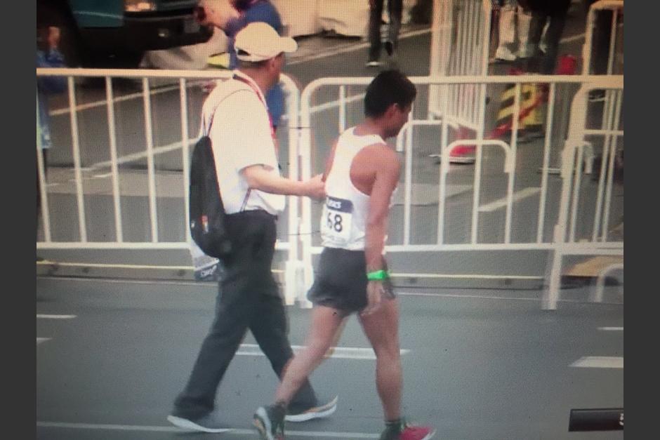 Este es el momento en el que Erick Barrondo sale del circuito de competencia. (Foto: Captura de video)