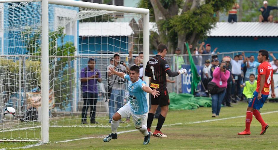 Así festejó Néstor Jucup su anotación en el partido contra Municipal. (Foto: Nuestro Diario)