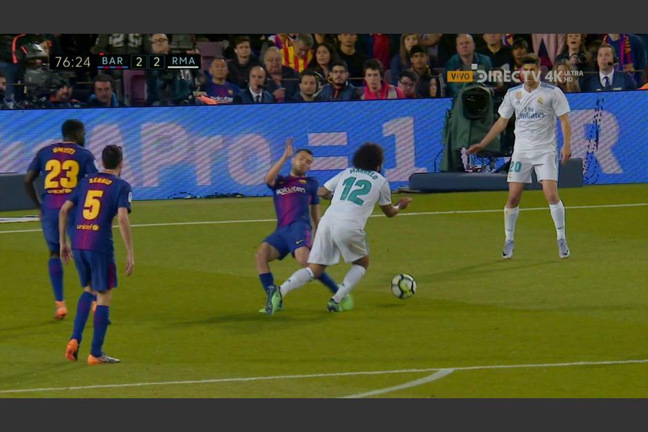 Momento en el que Jordi Alba le comete la falta a Marcelo dentro del área. (Foto: Captura de video)