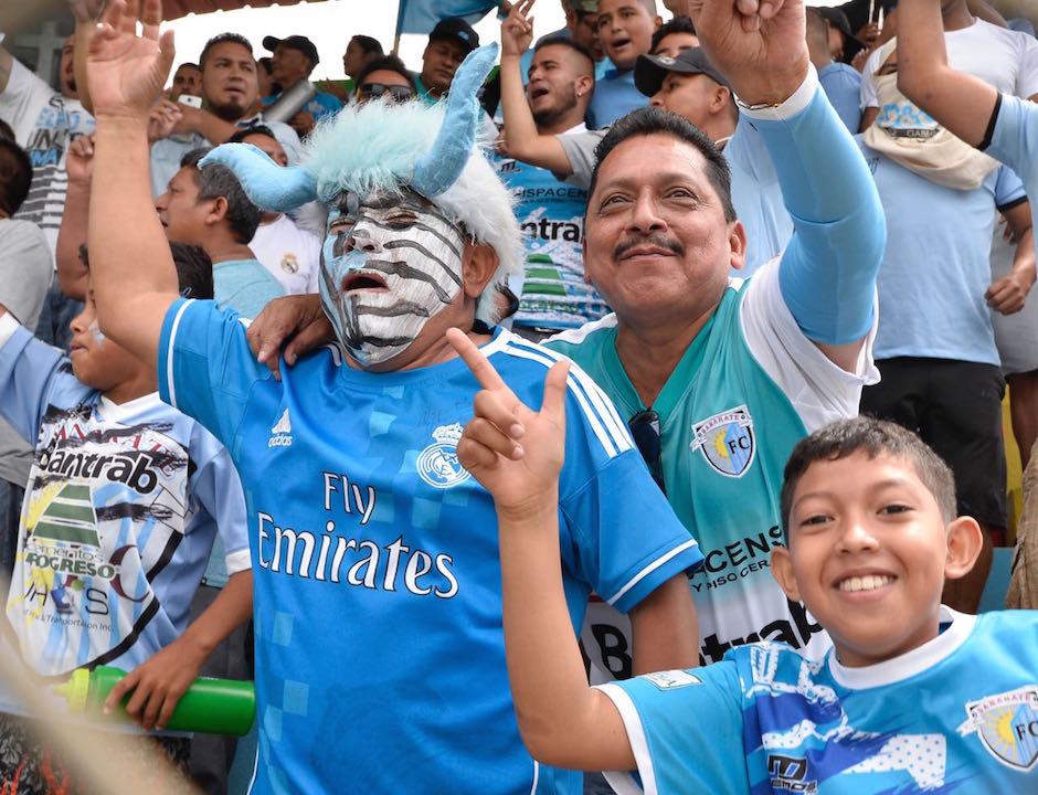 La afición de Sanarate, que abarrotó el estadio, festeja el liderato histórico de su equipo. (Foto: Nuestro Diario)