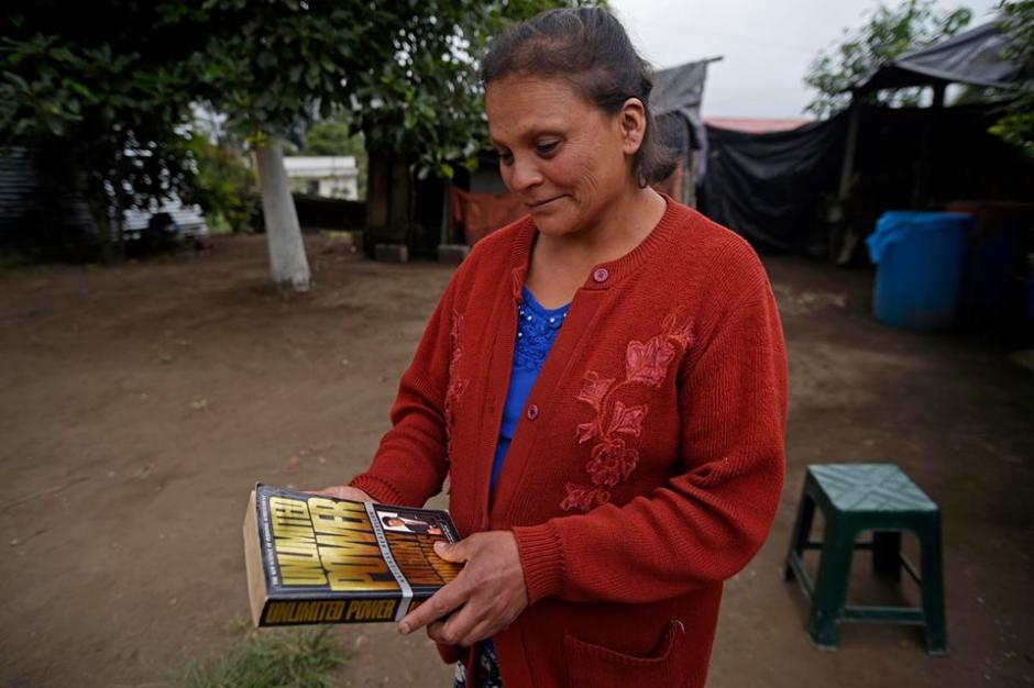 "Poder ilimitado" uno de los libros de ingles que Pedro guarda en la casa de sus padres. (Foto: Wilder L&oacute;pez/Soy502)