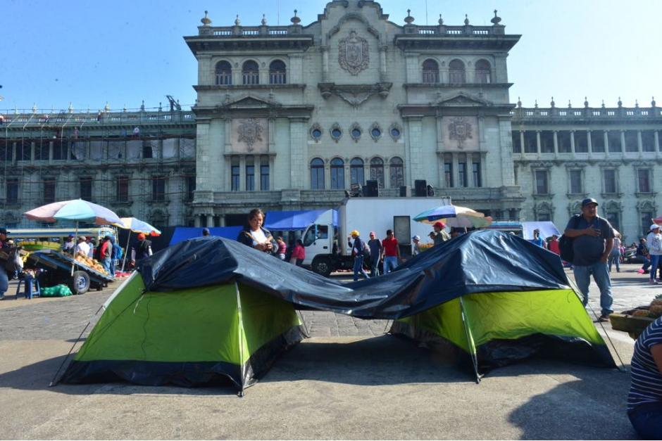Un grupo de maestros inici&oacute; este 8 de mayo una huelga frente a la Plaza de la Constituci&oacute;n. (Foto: Jes&uacute;s Alfonso/Soy502)