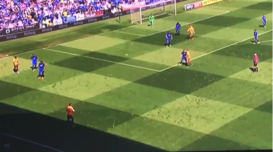 En la imagen pareciera que el jugador hizo el saque en una posición incorrecta. (Foto: Infobae)