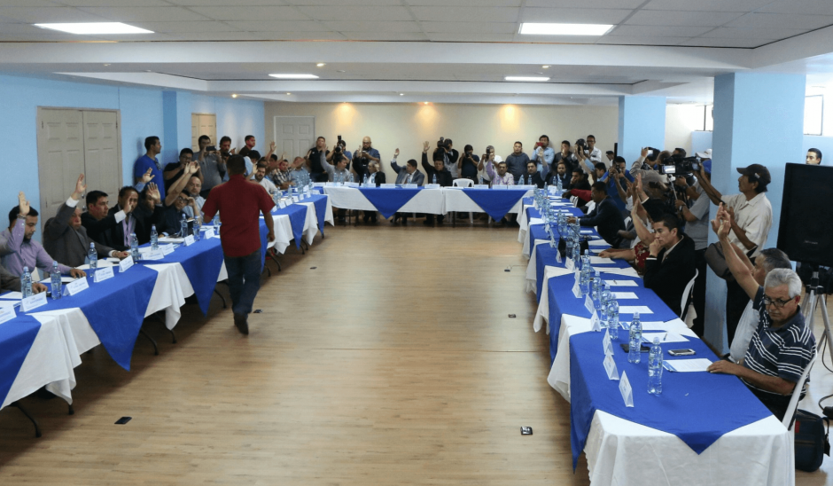 Con 42 de 43 votos posibles, la asamblea confirmó la renuncia de los miembros del comité Ejecutivo de la Fedefut. (Foto: Twitter/Fedefut)