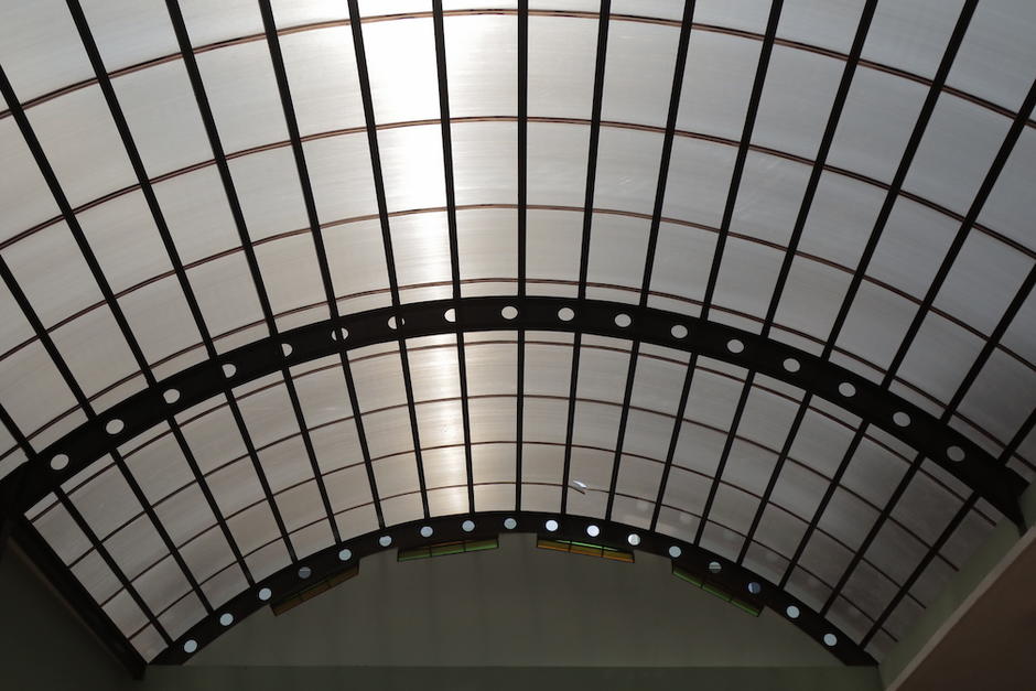 Vista del domo que sirve de techo al auditorio de la Casa del Maestro. (Foto: Alejandro Balán/Soy502)