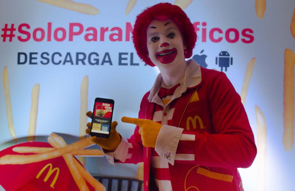 Ronald McDonald explic&oacute; con entusiasmo c&oacute;mo funciona la aplicaci&oacute;n. (Foto: Magui Medina/Soy502)