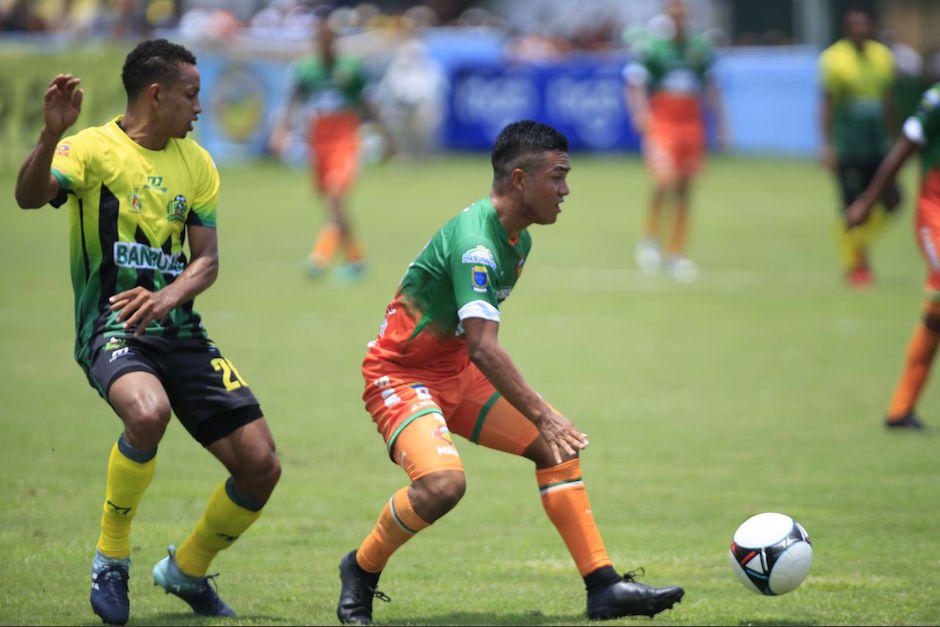 José Milla domina el balón ante la presión rival. (Foto: cortesía)