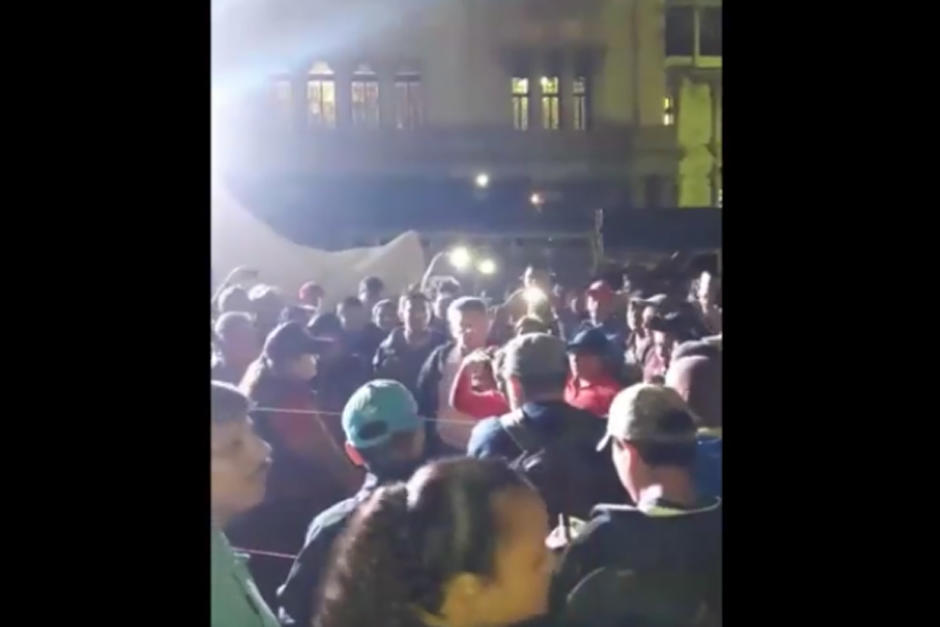 Joviel Acevedo llegó a regañar, pero salió con un par de insultos. (Foto: captura de video)&nbsp;