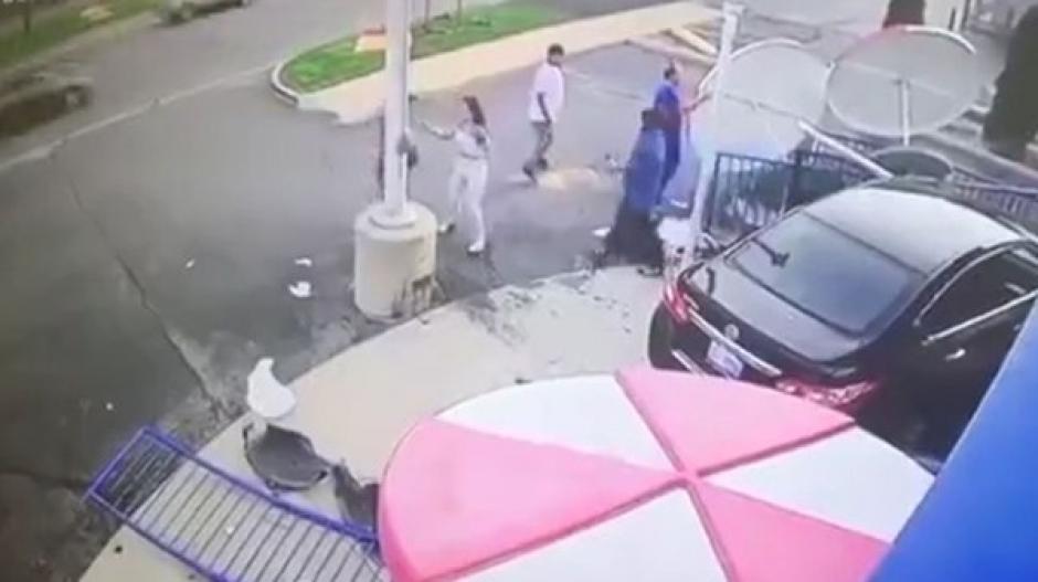 Una pareja se salv&oacute; de morir despu&eacute;s de que una ni&ntilde;a de 14 a&ntilde;os se estrellara contra un restaurante de comida r&aacute;pida. (Foto: www.infobae.com)