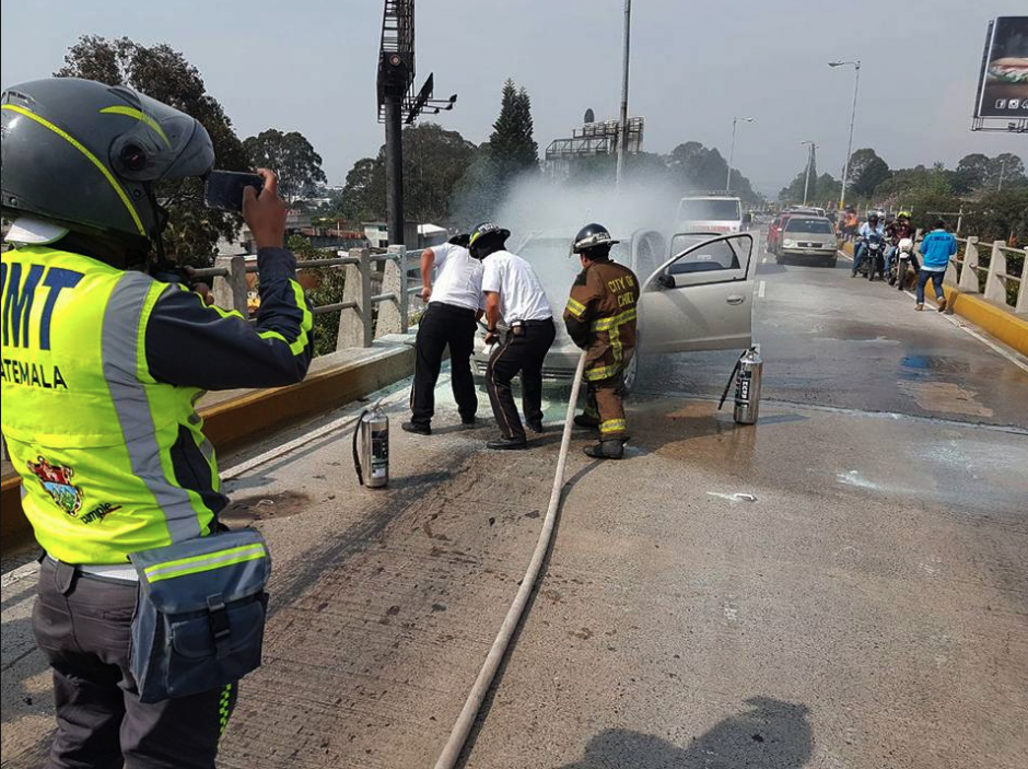 El carro se incendi&oacute; y detuvo el tr&aacute;fico en la salida de San Crist&oacute;bal. (Foto: captura de Facebook)&nbsp;