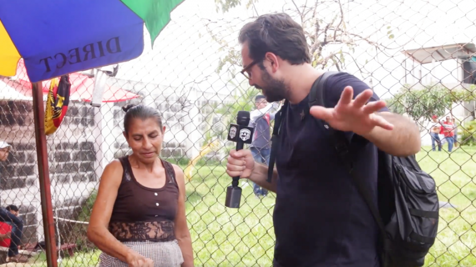 El reportero se involucr&oacute; con las costumbres del ambiente futbolero de San Marcos. (Foto: captura de video)