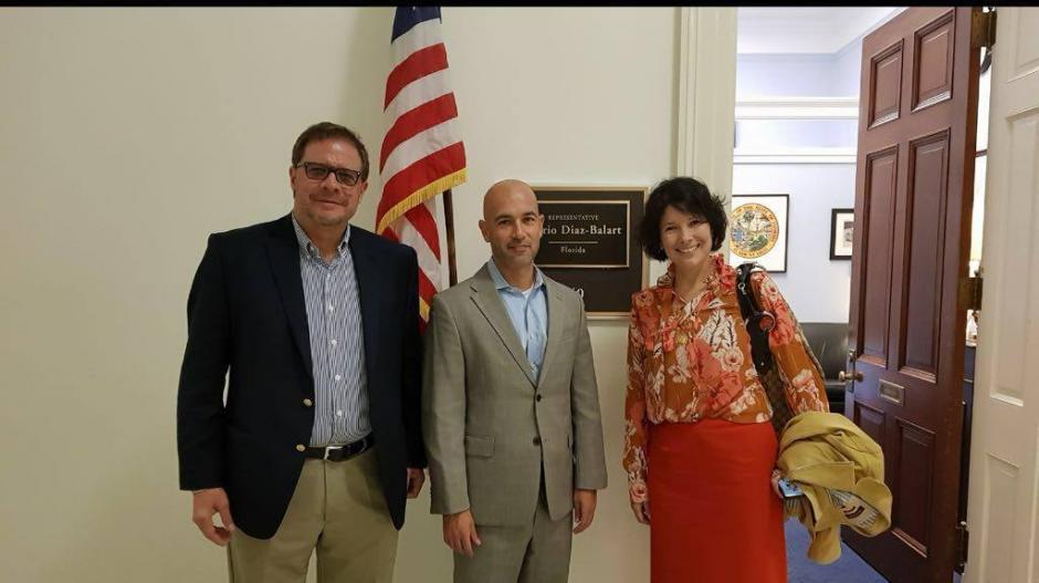 La analista Betty Marroquín y Fernando Lorenzana a las afueras de la oficina del representante Marco Díaz Balart. (Foto: Cortesía)