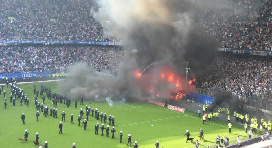 Impresionante ambiente de los seguidores del Hamburgo que no quer&iacute;an que el &aacute;rbitro pitara el final y con ello del descenso de su equipo. (Foto: AFP)