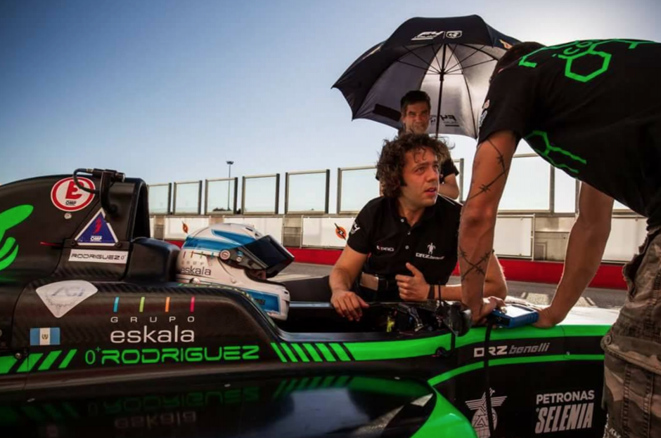 Ian Rodriguez luce los colores nacionales en su casco y la bandera de Guatemala en su vehículo. (Foto: Facebook/Ian Rodriguez)&nbsp;