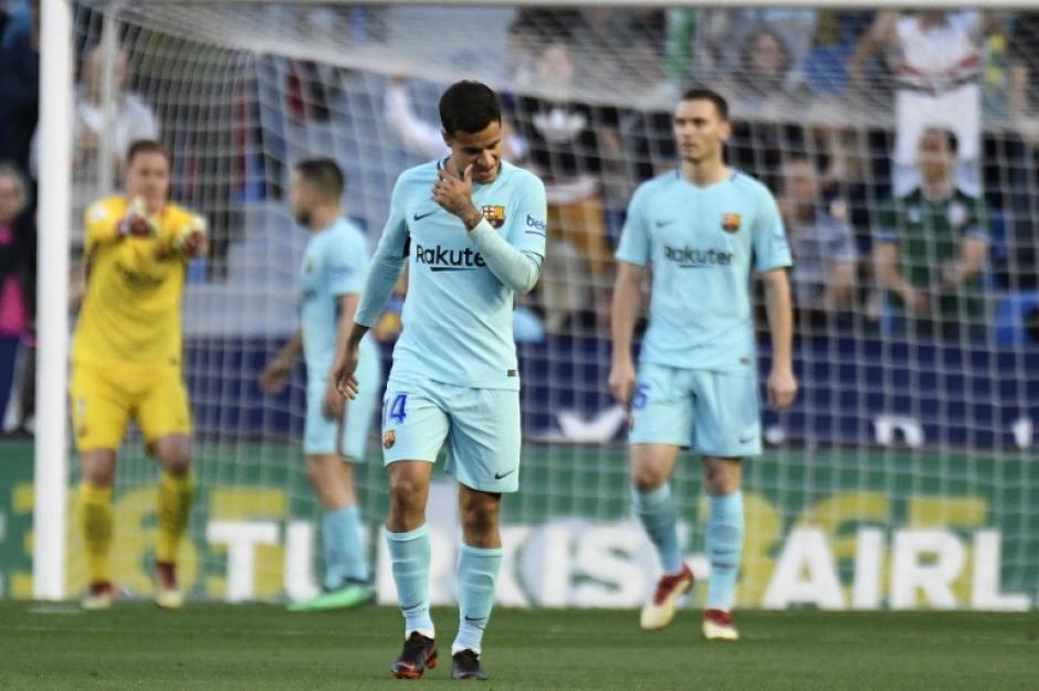 El brasileño Philippe Coutinho se lamenta, mientras el Levante anota. (Foto: AFP)
