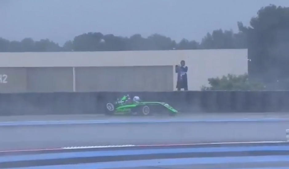 El piloto guatemalteco Ian Rodríguez sufrió un accidente en plena competencia en la formula 4 italiana. (Foto: Captura de video)