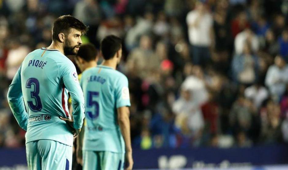 Piqué desconsolado, tras perder el invicto. (Foto: AFP)