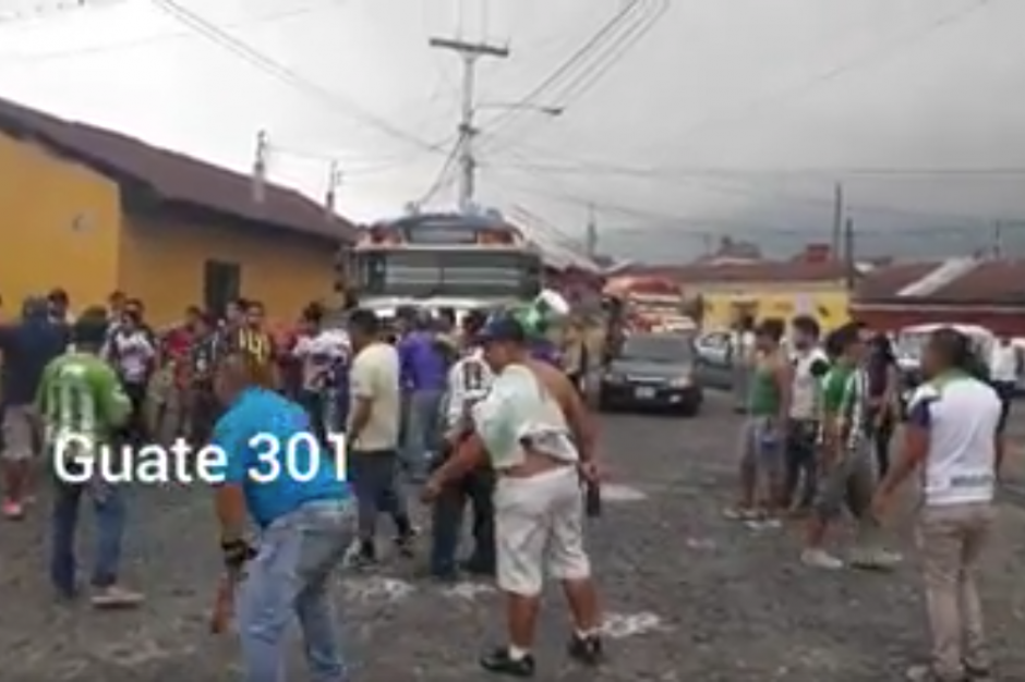 Apedrean un bus con aficionados de Xelaj&uacute; en Antigua Guatemala. (Foto: Captura de video)