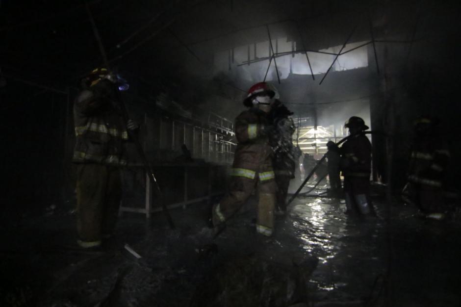 Lo bomberos trabajaron durante horas para apagar el incendio. (Foto: Alejandro Bal&aacute;n/Soy502)