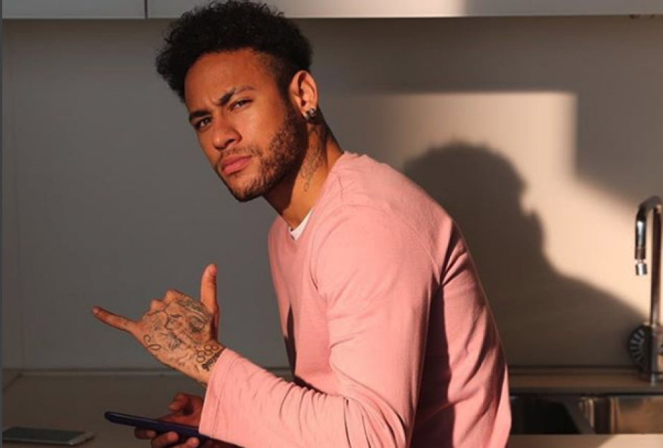 El vestuario de Neymar fue comparado por los cibernautas con el de Michael Jackson. (Foto: Instagram)