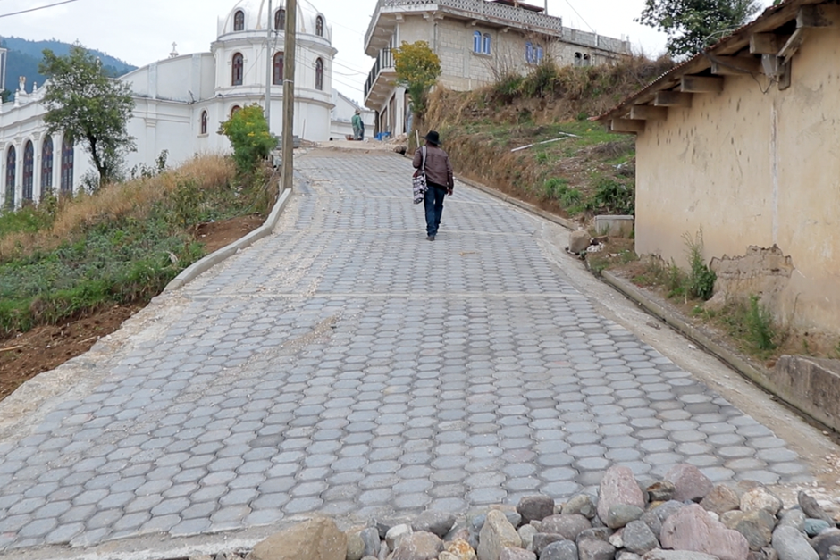 La calle adoquinada llega hasta la iglesia de la aldea. (Foto: Alejandro Bal&aacute;n/Soy502)