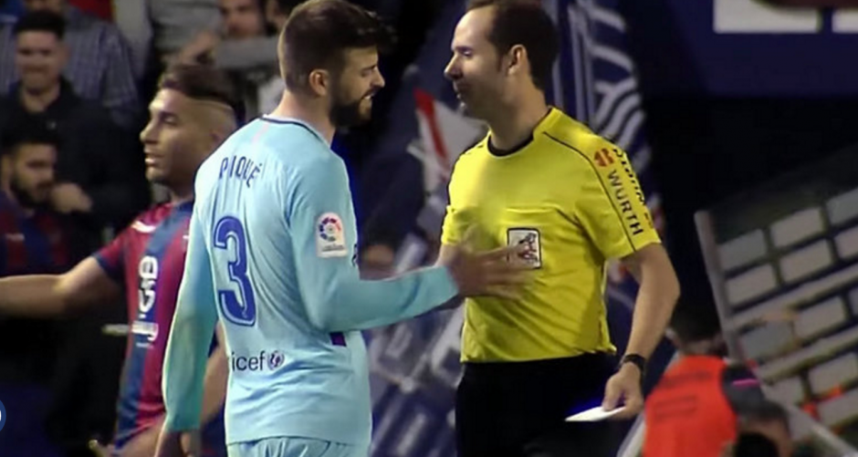 Esta vez fue Piqué quien reclamó al central por sus decisiones. (Foto: captura de video)&nbsp;
