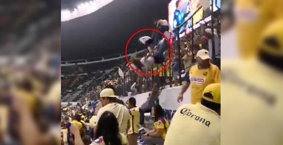 Dos aficionadas del&nbsp; club Am&eacute;rica de M&eacute;xico caen de la malla alentando a su equipo. (Foto: Captura de video)