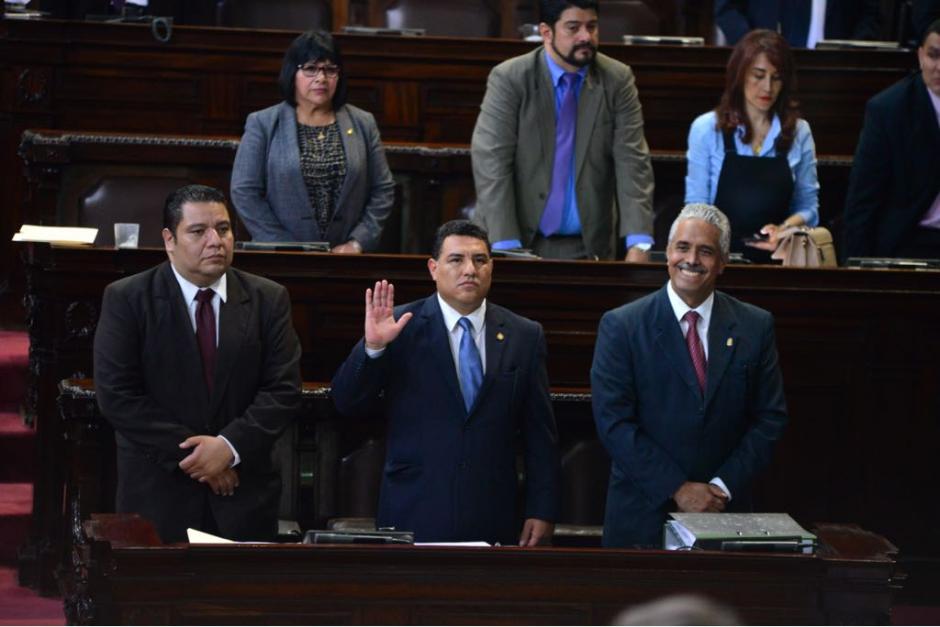 Alonzo fue rescatado por los oficialistas, quienes abandonaron el hemiciclo y detuvieron la interpelaci&oacute;n. (Foto: Jes&uacute;s Alfonso/Soy502)