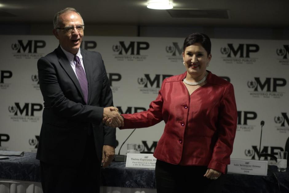 El comisionado Iv&aacute;n Vel&aacute;squez y la fiscal Thelma Aldana se despidieron p&uacute;blicamente con un efusivo abrazo y un apret&oacute;n de manos. (Foto: Wilder L&oacute;pez/Soy502)
