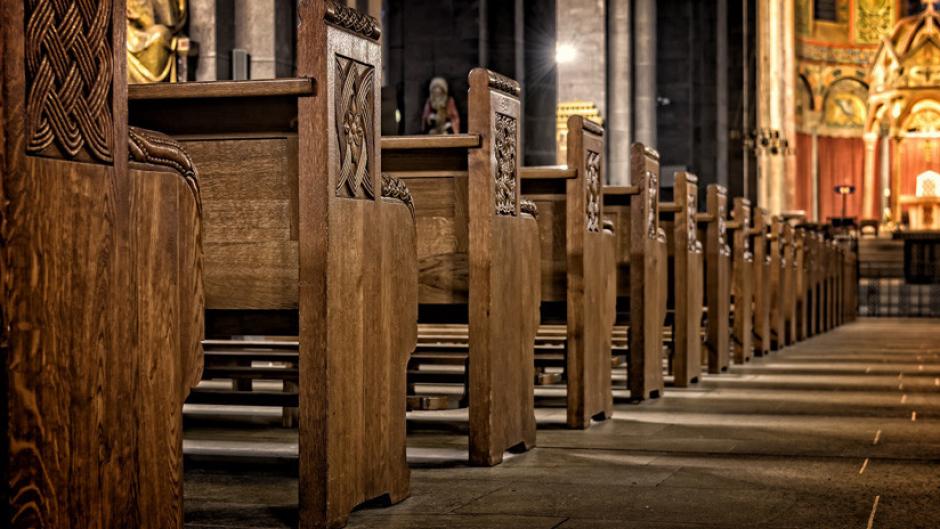Una mujer interrumpi&oacute; al coro de una iglesia para que movieran un veh&iacute;culo que le obstaculizaba el paso. (Foto: actualidad.rt.com)