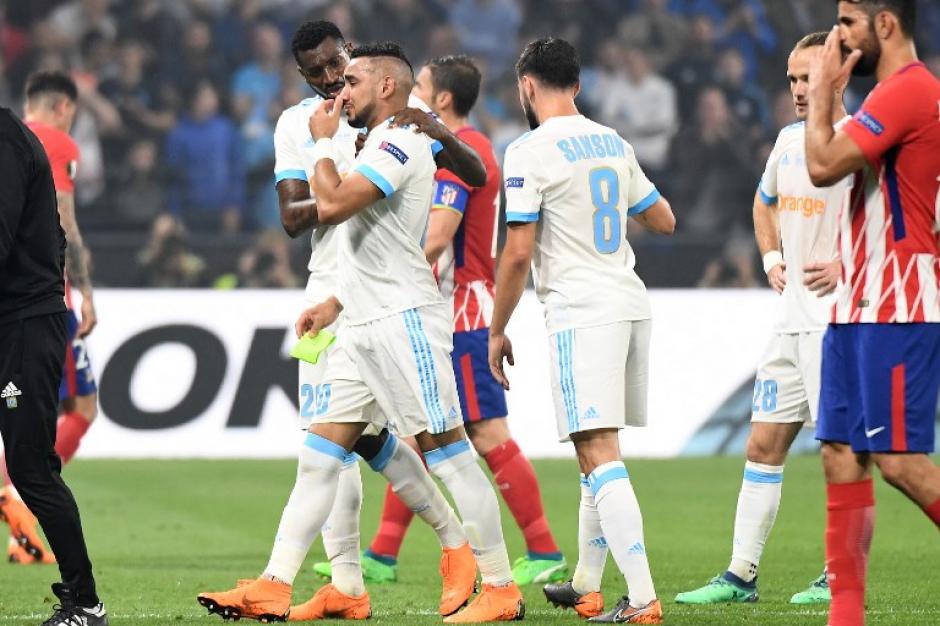 Dimitri Payet abandon&oacute; la cancha desconsolado despu&eacute;s de sufrir una lesi&oacute;n. (Foto: AFP)