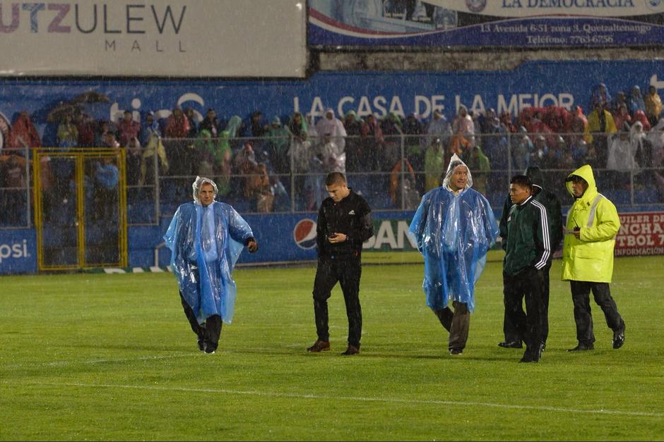 Los &aacute;rbitros decidieron cancelar el juego de Xelaj&uacute; MC ante Sanarate por la lluvia. (Foto: Sergio Mu&ntilde;oz/NuestroDiario)