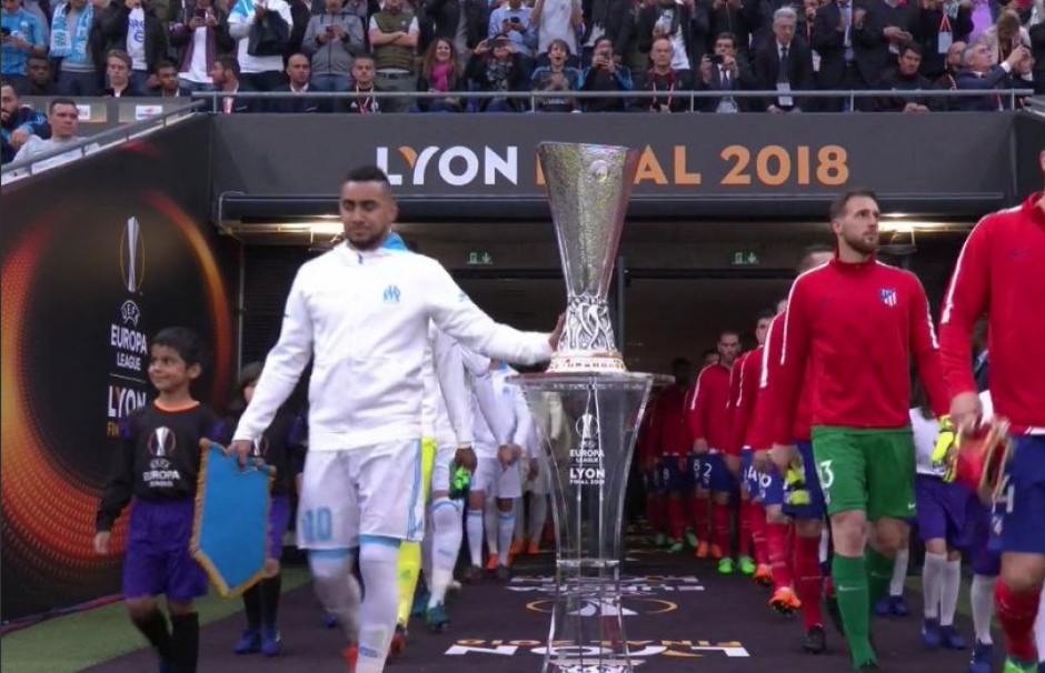 Las redes sociales afirman que tocar la copa antes del partido trae mala suerte. (Foto: captura de pantalla)&nbsp;