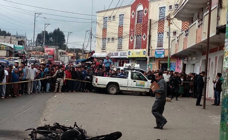 Varias personas intentaron asaltar el lugar, pero fueron recibidas por elementos de seguridad. (Foto: tomado de Knal 4 Quiché)&nbsp;