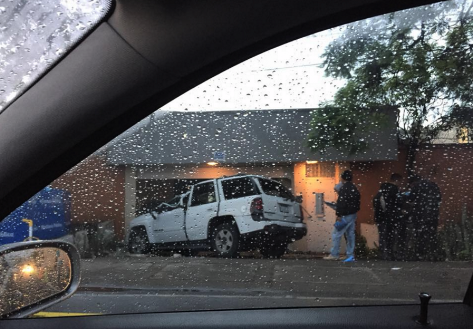 El auto impact&oacute; con una vivienda en la avenida Mariscal. (Foto: captura Facebook)&nbsp;