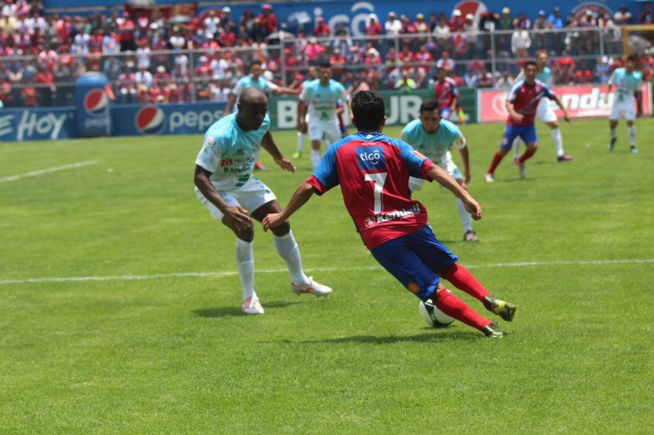 El juego se disput&oacute; el jueves debido a la lluvia que cay&oacute; en Quetzaltenango el mi&eacute;rcoles por la noche. (Foto: cortes&iacute;a)