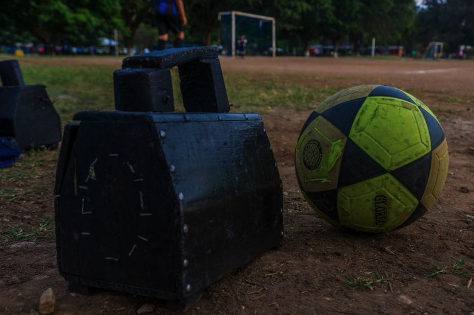 Los ni&ntilde;os dejan sus cajas de lustre para jugar todos los domingos. (Foto: Stevie Mansilla)