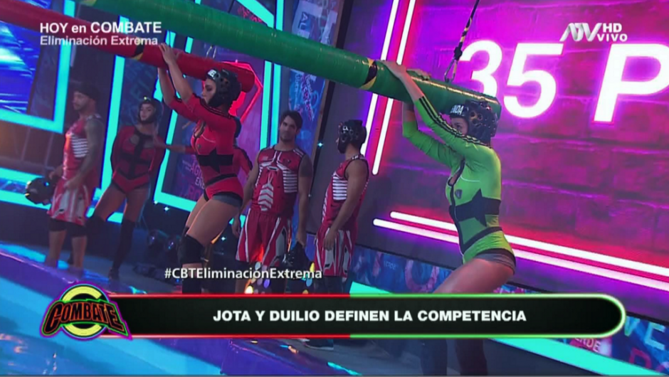 La ca&iacute;da provoc&oacute; un fuerte golpe a la participante. (Foto: Facebook/CombatePer&uacute;)