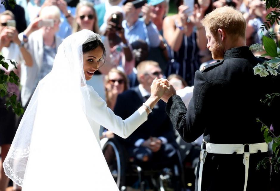 Ambos saludaron a centenares de personas en las afueras del Castillo de Windsor. (Foto: AFP) 