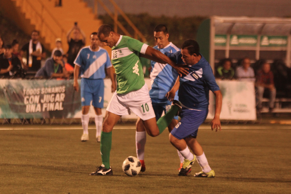 Juan Carlos Plata, Julio Gir&oacute;n, &Eacute;dgar "El Gato" Estrada y otros exfutbolistas guatemaltecos participaron en el "Juego de Leyendas". (Foto: Luis Barrios/Soy502)