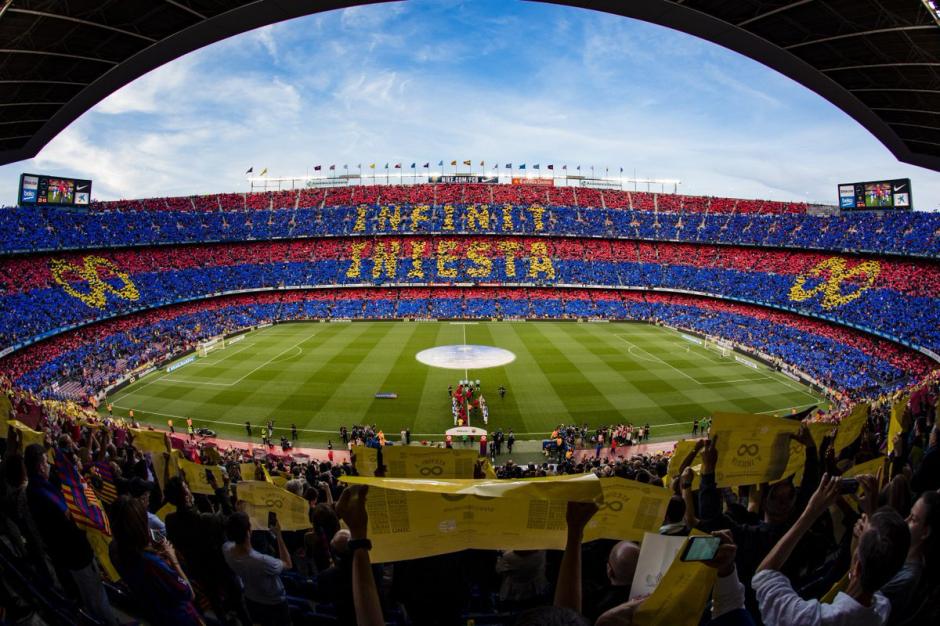 El hermoso mosaico de los aficionados del Barcelona para despedir a Andr&eacute;s Iniesta. (Foto: Barcelona)
