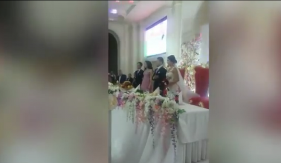 Una pareja de Chinos llev&oacute; su amor por el Real Madrid a su casamiento. (Foto: Captura de video)