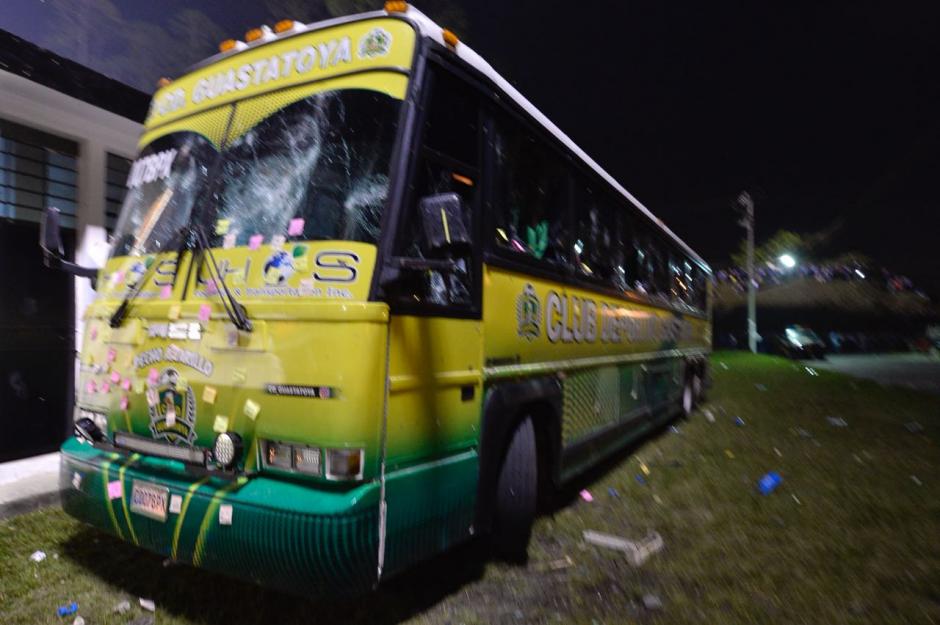 As&iacute; qued&oacute; el bus de Guastatoya, tras el ataque de varios seguidores de Cob&aacute;n Imperial. (Foto: Sergio Mu&ntilde;oz/NuestroDiario)