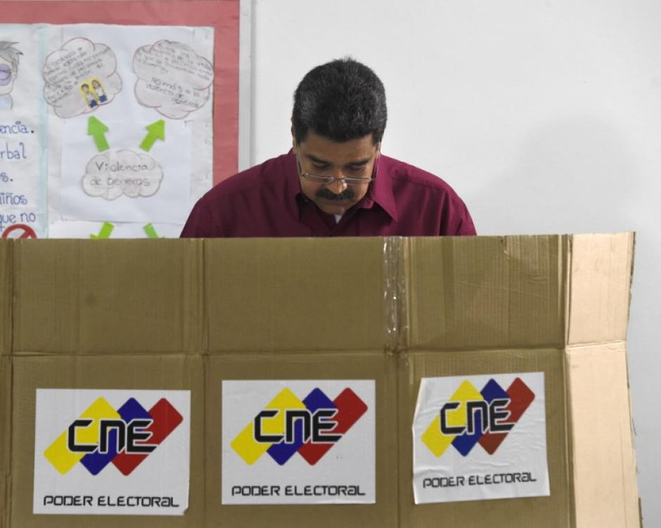 Nicol&aacute;s Maduro, fue el primero en votar en el d&iacute;a de las elecciones presidenciales. (Foto: AFP)